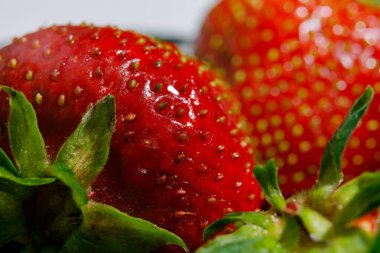 Sulu olgun çilekler kapayın makroyu.