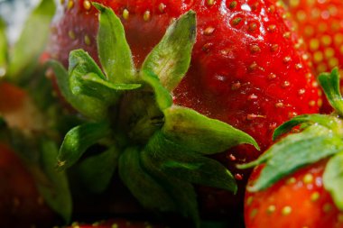 Sulu olgun çilekler kapayın makroyu.