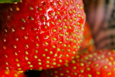 Sulu olgun çilekler kapayın makroyu.