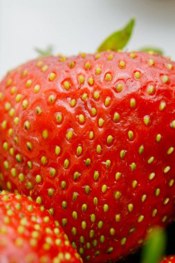 Sulu olgun çilekler kapayın makroyu.