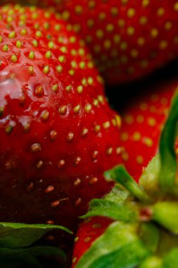 Sulu olgun çilekler kapayın makroyu.