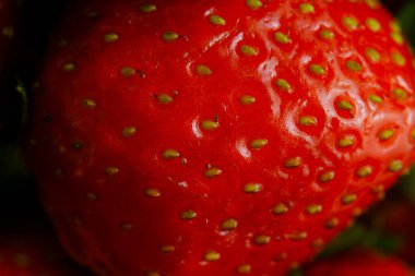 Sulu olgun çilekler kapayın makroyu.