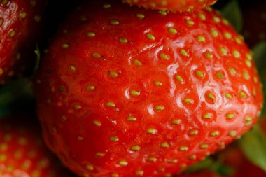 Sulu olgun çilekler kapayın makroyu.