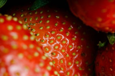 Sulu olgun çilekler kapayın makroyu.