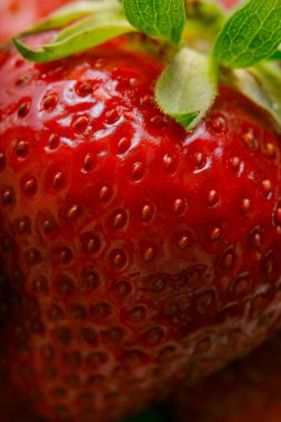 Sulu olgun çilekler kapayın makroyu.