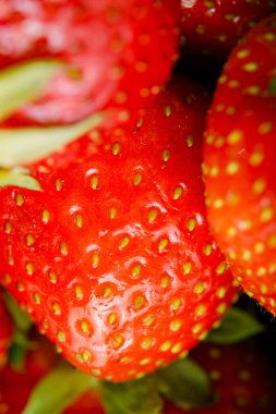 Sulu olgun çilekler kapayın makroyu.