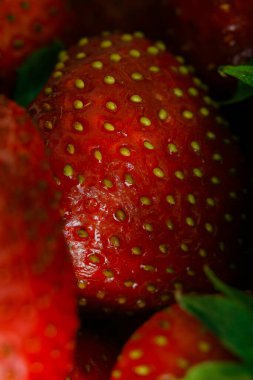 Sulu olgun çilekler kapayın makroyu.