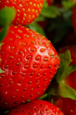 Sulu olgun çilekler kapayın makroyu.