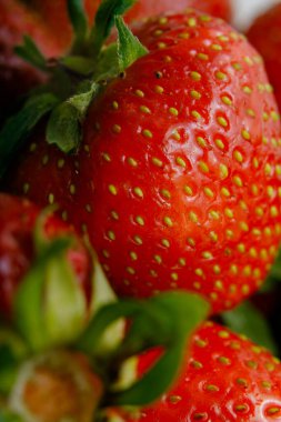 Sulu olgun çilekler kapayın makroyu.