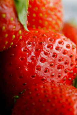 Sulu olgun çilekler kapayın makroyu.