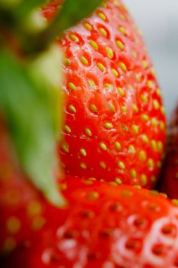 Sulu olgun çilekler kapayın makroyu.