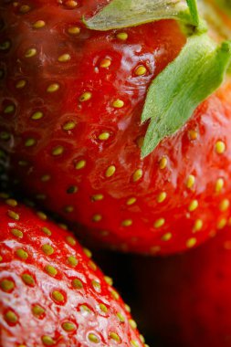 Sulu olgun çilekler kapayın makroyu.