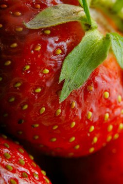 Sulu olgun çilekler kapayın makroyu.