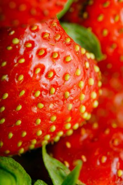 Sulu olgun çilekler kapayın makroyu.