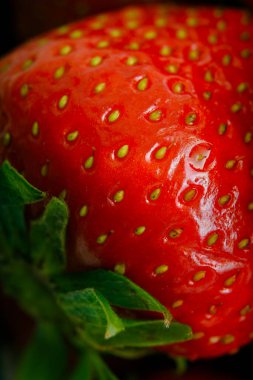 Sulu olgun çilekler kapayın makroyu.