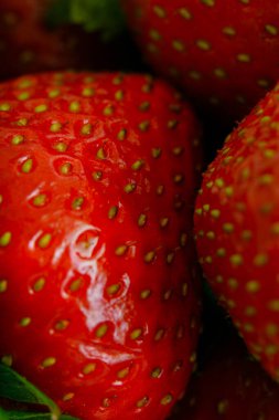 Sulu olgun çilekler kapayın makroyu.