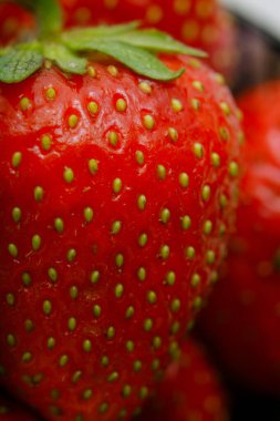 Sulu olgun çilekler kapayın makroyu.