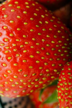 Sulu olgun çilekler kapayın makroyu.