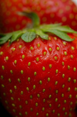 Sulu olgun çilekler kapayın makroyu.