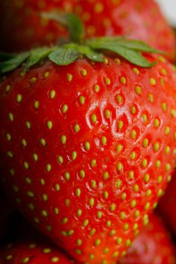 Sulu olgun çilekler kapayın makroyu.