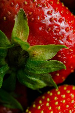 Sulu olgun çilekler kapayın makroyu.