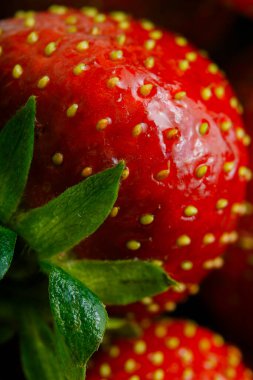 Sulu olgun çilekler kapayın makroyu.