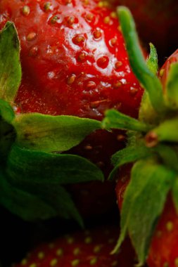 Sulu olgun çilekler kapayın makroyu.