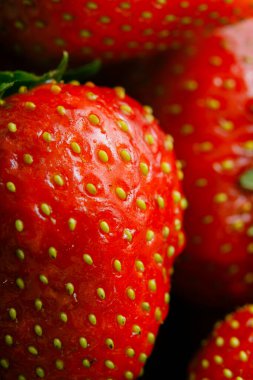 Sulu olgun çilekler kapayın makroyu.