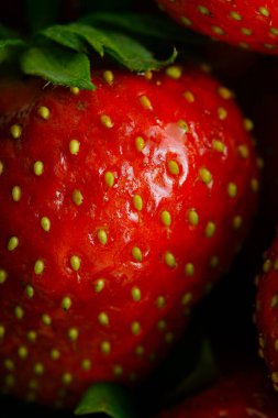 Sulu olgun çilekler kapayın makroyu.