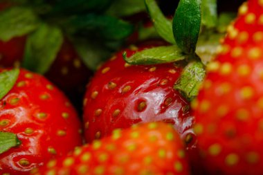 Sulu olgun çilekler kapayın makroyu.