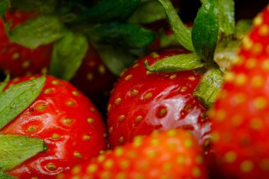 Sulu olgun çilekler kapayın makroyu.