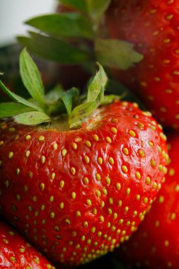 Sulu olgun çilekler kapayın makroyu.