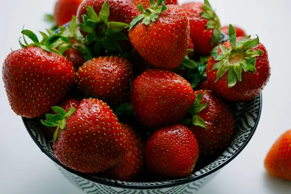 çilek beyaz zemin üzerinde bir plaka üzerinde