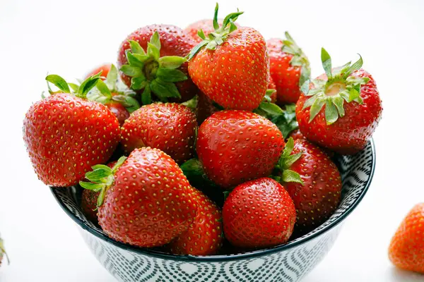 çilek beyaz zemin üzerinde bir plaka üzerinde