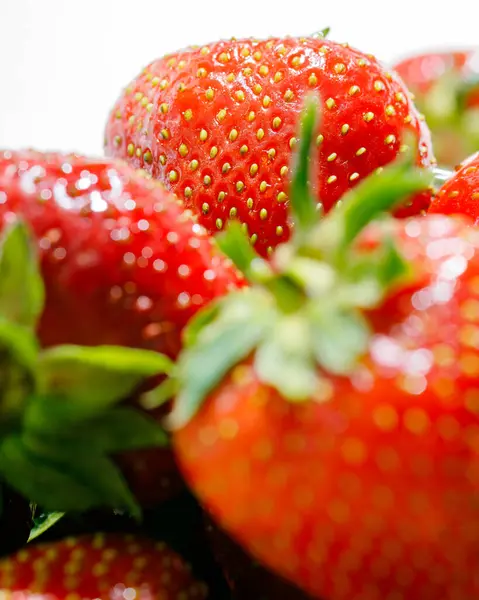 çilek beyaz zemin üzerinde bir plaka üzerinde