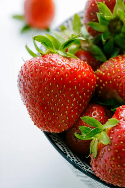 çilek beyaz zemin üzerinde bir plaka üzerinde