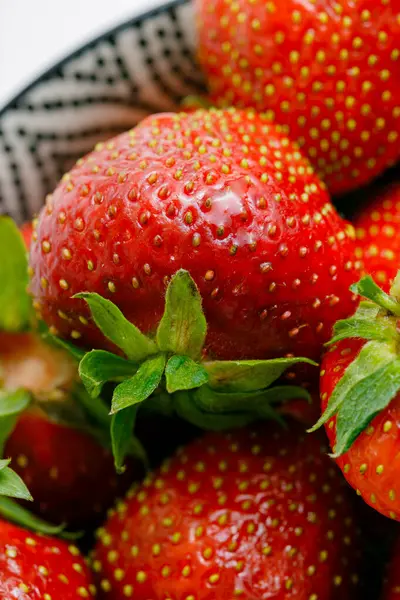 çilek beyaz zemin üzerinde bir plaka üzerinde