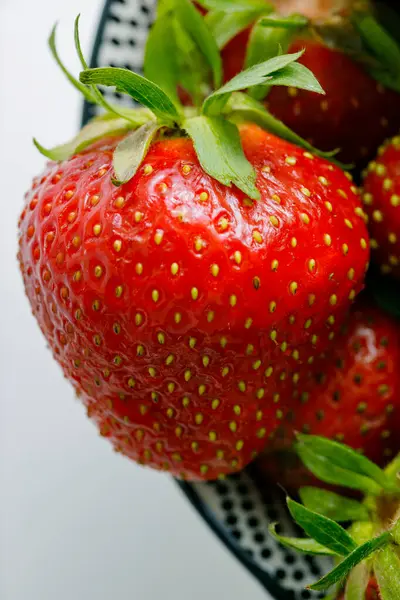 çilek beyaz zemin üzerinde bir plaka üzerinde