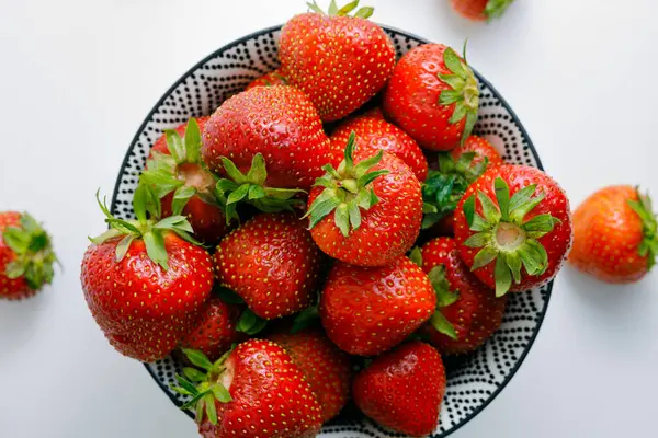 çilek beyaz zemin üzerinde bir plaka üzerinde