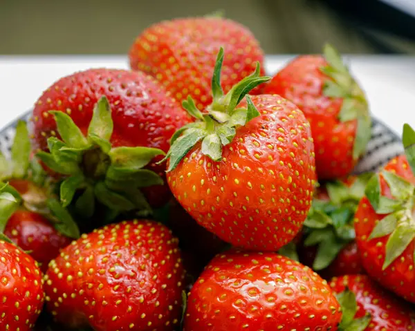 çilek beyaz zemin üzerinde bir plaka üzerinde