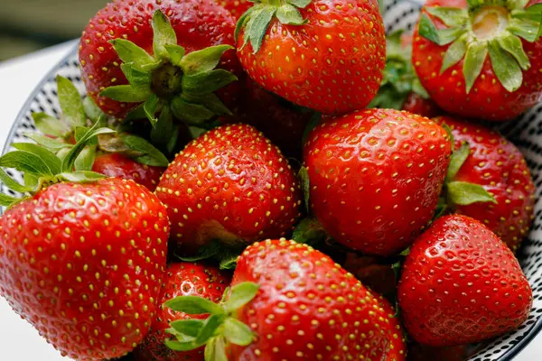 çilek beyaz zemin üzerinde bir plaka üzerinde