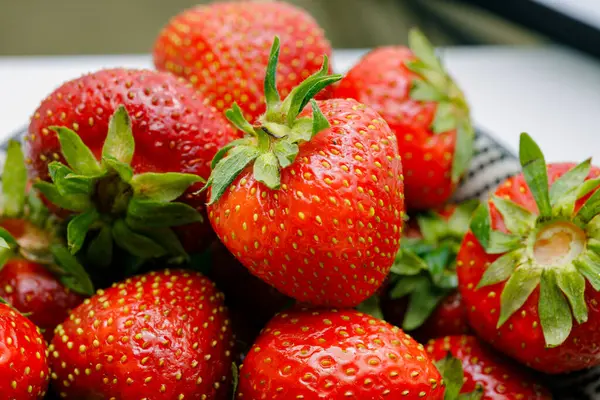 çilek beyaz zemin üzerinde bir plaka üzerinde