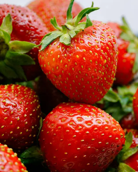 Sulu olgun çilekler kapayın makroyu.