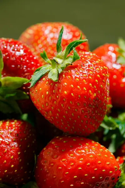 Sulu olgun çilekler kapayın makroyu.