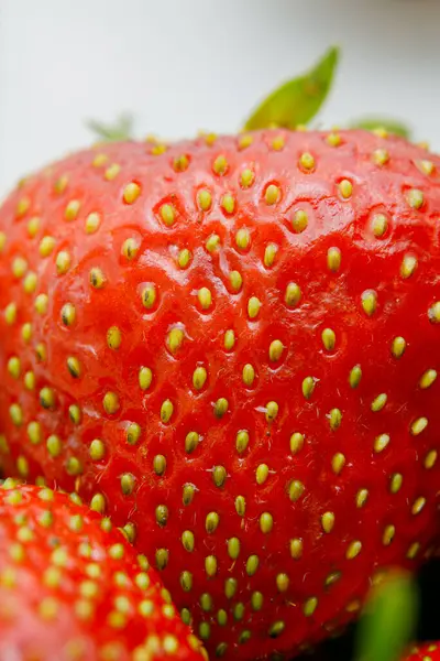 Sulu olgun çilekler kapayın makroyu.