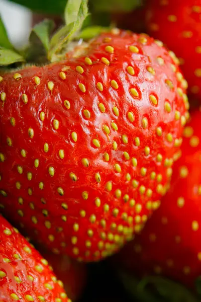 Sulu olgun çilekler kapayın makroyu.