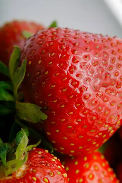 Sulu olgun çilekler kapayın makroyu.