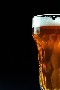 Şık bir bardak bira. Yakın plan.