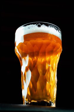 Şık bir bardak bira. Yakın plan.