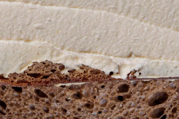 Humus ve ekmek dokusu yakın.